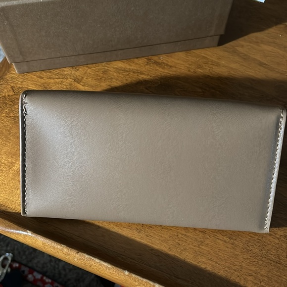 Full set! 100% authentic Burberry sunglasses. Never been worn. - Picture 6 of 16